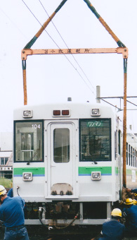 鉄道車両、脱線復旧の様子