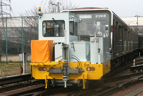 バッテリー式軌陸両用機関車（牽引車）
